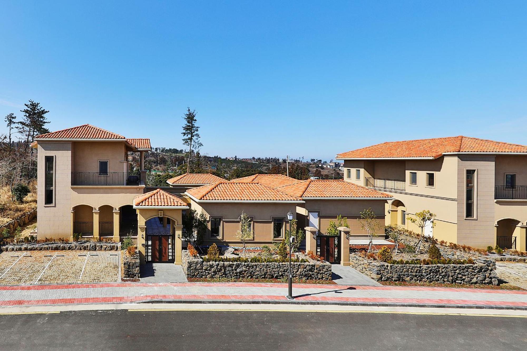 Camphortree Hotel And Resort Jeju Exterior photo