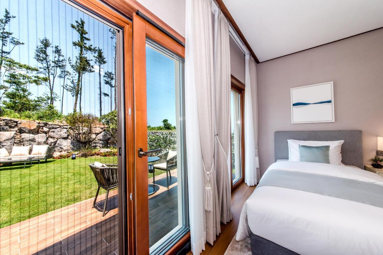 Camphortree Hotel And Resort Jeju Exterior photo